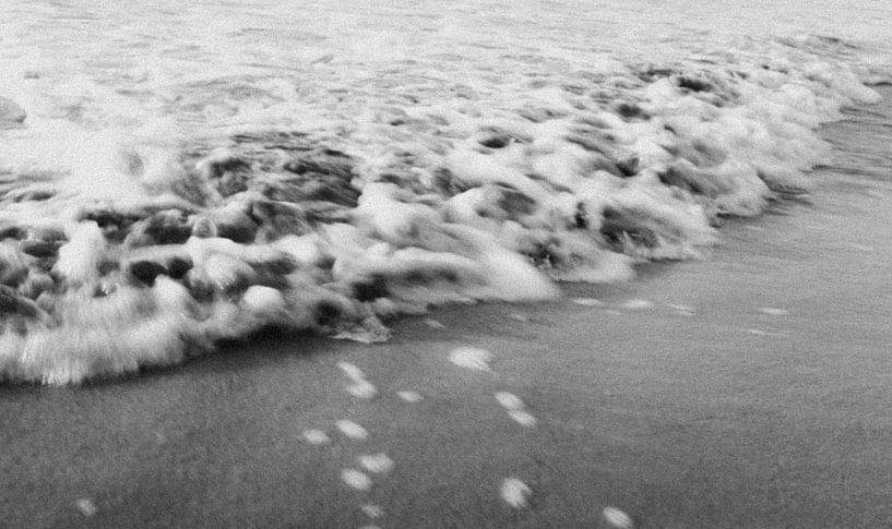 Raue Wellen Strand Costa Rica schwarz und weiß von Nicole de Ruijter