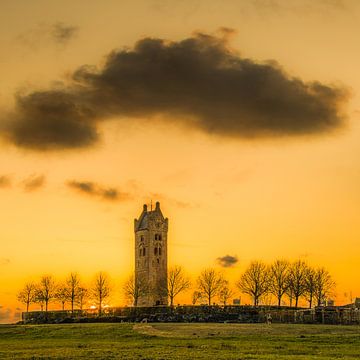 De kerktoren van het Friese plaatsje Firdgum in avondkleur