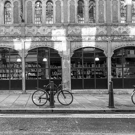 Zwartwit van een boekenwinkel in Shoreditch in Londen van Reis Genie