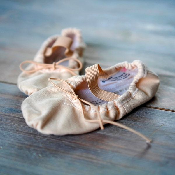 SA11516189 Kinderballetschoenen op houten vloer van BeeldigBeeld Food \u0026  Lifestyle op canvas, behang en meer