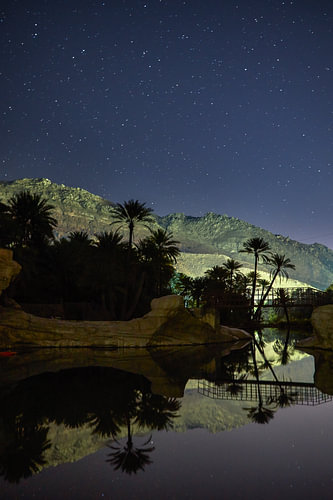 Sterren weerspiegeld in het water van Wadi Bani Khalid