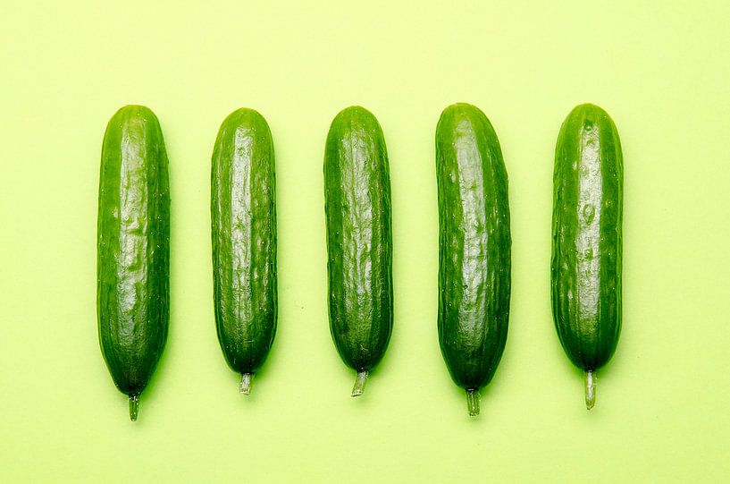 Cinq concombres frais sur fond vert par Alexander Baumann