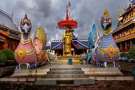 Boeddhabeeld met mythische wezens in Wat Ban Den Temple van Franklin Driessen