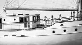 Trois marins à bord d'une goélette classique