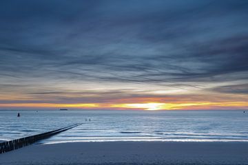 Sonnenuntergang an der Küste von Zoutelande Zeeland von Menno Schaefer