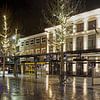 Atmosphärisch beleuchteter Platz in der Nacht im Zentrum von Goes von Gert van Santen