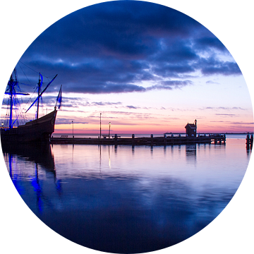 VOC schip de Halve Maen voor zonsopkomst in de haven van Volendam van Marianne Jonkman