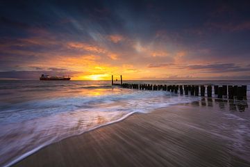 Farbenfroher Sonnenuntergang an der Küste von Thom Brouwer