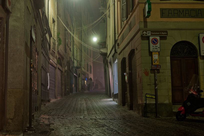 Misty evening in Bergamo, Italy by Nacht fotografie