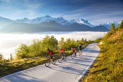 Wielrenners in de Zwitserse Alpen