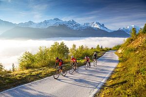 Wielrenners in de Zwitserse Alpen van Menno Boermans