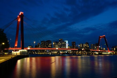 Willemsbrug Rotterdam in de nacht
