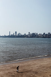urbaner Strand in Mumbai, Indien von Simon Koy