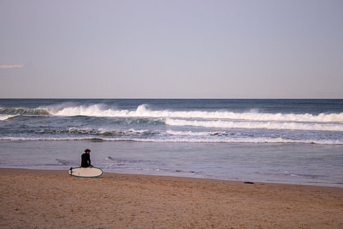 Surfeur sur la plage de Manly