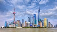 Skyline von Shanghai mit hohen Wolkenkratzern gegen einen blauen Himmel von Tony Vingerhoets Miniaturansicht