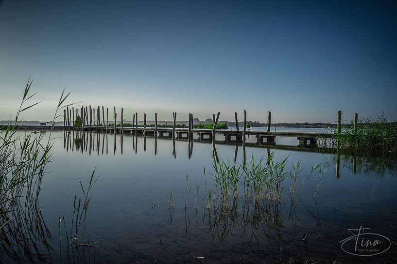 Het Atol palen steiger in Zeewolde van Tina Linssen