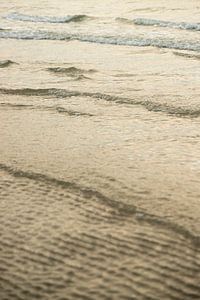 Küstenlandschaft mit goldglühenden Meereswellen auf Ameland von Karijn | Fine art Natuur en Reis Fotografie