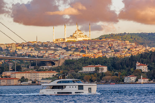 La mosquée de Çamlıca au-dessus d'Üsküdar, lumière du soir