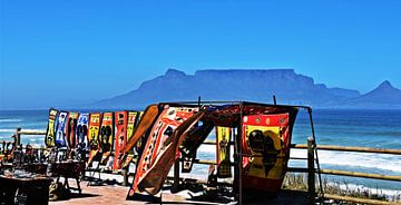 African market and Table Mountain by Werner Lehmann