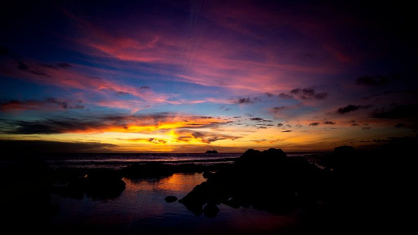 the end of the day, a beautiful sunny day, the colors greet us in a wonderful spectacle by Hans de Waay