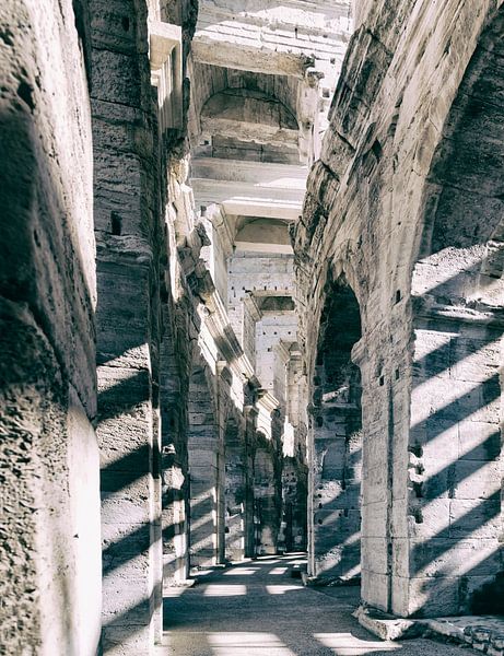 Jeu d'ombres dans l'amphithéâtre d'Arles France par Anouschka Hendriks