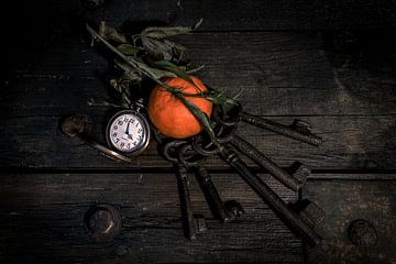 Stilleven Clementine, klok en sleutels op hout van Steven Dijkshoorn