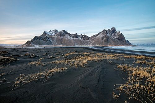 Stokksnes bergen en zwarte duinen te IJsland