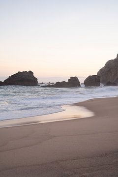 Zonsopkomst bij Praia da Adraga Portugal art print - pastel blauw en roze natuur en reisfotografie.