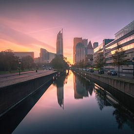 Mistige zonsopkomst in Den Haag van Ilya Korzelius