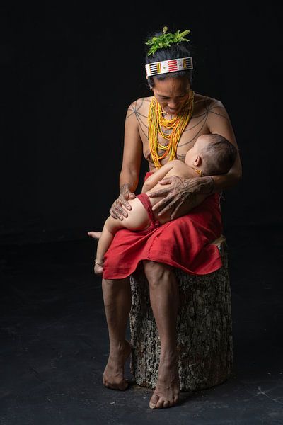 Eine Mutter und ihr Kind vom Stamm der Mentawai von Anges van der Logt