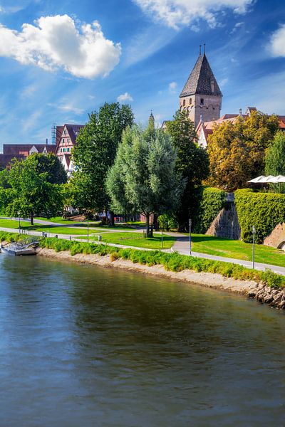 Vue sur le Danube jusqu'à l'historique Metzgerturm à Ulm par ManfredFotos