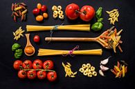 Pasta, pollepels, basilicum, wooden spoon. van Corrine Ponsen thumbnail