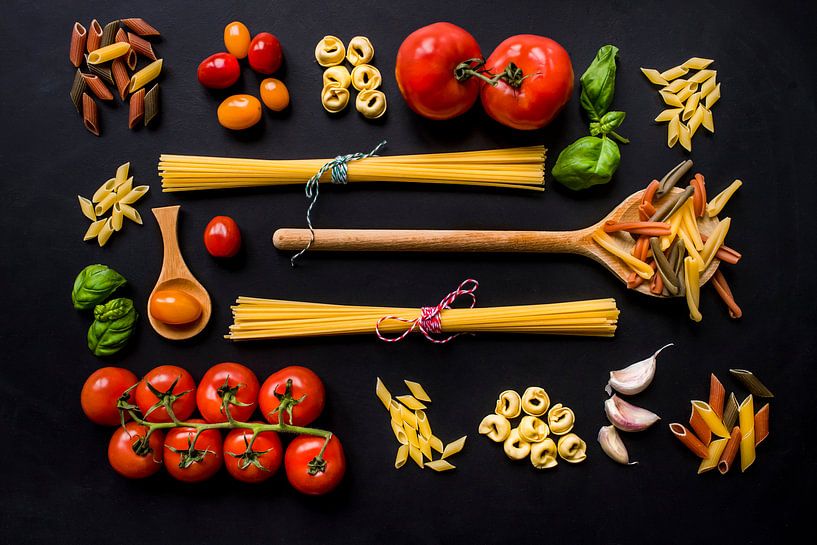 Pasta, pollepels, basilicum, wooden spoon. van Corrine Ponsen
