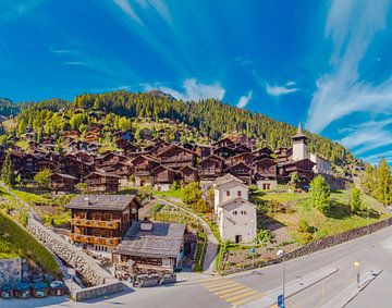 Die charakteristischen Holzhäuser des Val d'Anniviers, Grimentz, Wallis Wallis, Schweiz von Rene van der Meer