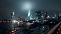 Regenachtige nacht op de Erasmusbrug van Paul Poot thumbnail