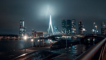 Nuit pluvieuse sur le pont Erasmus
