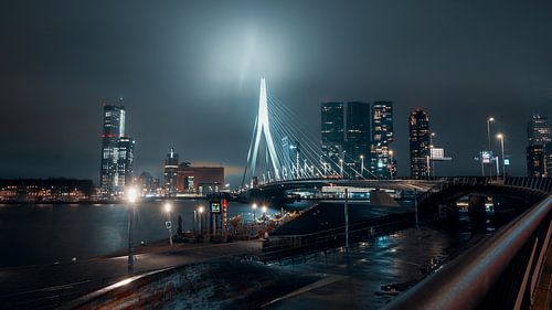 Regnerische Nacht auf der Erasmusbrücke von Paul Poot