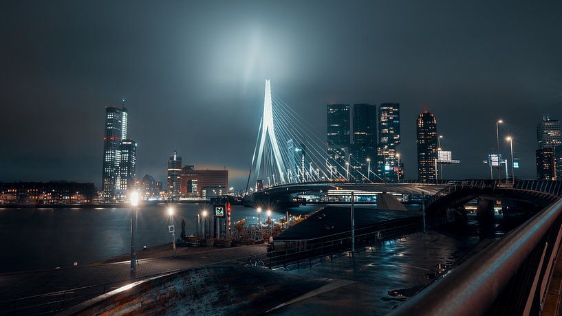 Regenachtige nacht op de Erasmusbrug van Paul Poot