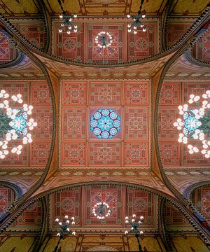 Die Decke der Synagoge in der Dohany-Straße in Budapest von Laszlo Regos