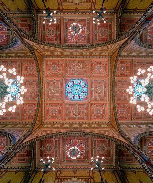 Die Decke der Synagoge in der Dohany-Straße in Budapest von Laszlo Regos