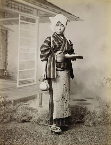 Portret van een Japanse vrouw met kimono, "geta" sandalen, die een theepot vasthoudt. Vint