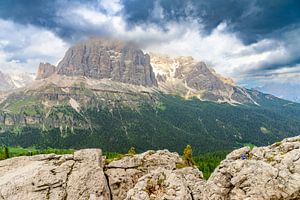 Der Berg Tofana di Rozes in den Dolomiten im Frühling