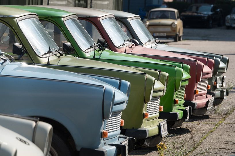 Bunte Trabants in Berlin von Arthur van Iterson