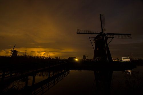 Windmühlen in Kinderdijk kurz nach Sonnenuntergang