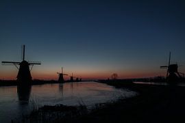 sochtends vroeg op de kinderdijk