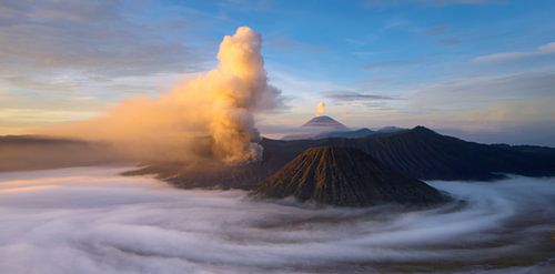 Volcan Bromo sur l'île de Java au lever du soleil sur Lex Scholten