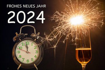 Silvestergrüße: Sektglas mit brennenden Wunderkerzen neben ein von Udo Herrmann