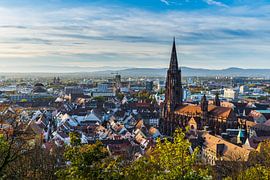 Allemagne, Ville Freiburg im Breisgau skyline avec cathédrale sur adventure-photos