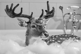 Herten in de badkamer - Een betoverende badkamerfoto voor je WC van Poster Art Shop