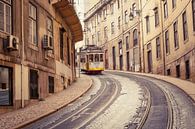 Straat met tram, Lissabon van Marcel Bakker thumbnail